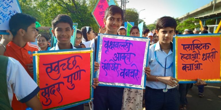 गोयलगंगा इंटरनॅशनल स्कूलच्या विद्यार्थ्यांचा वारीमध्ये  स्वच्छतेचा नारा