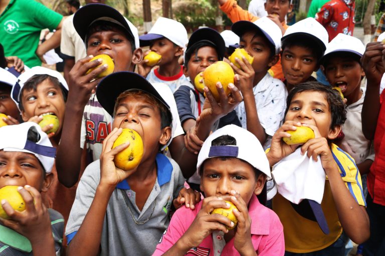 गोयल गंगा फौंडेशनच्या वतीने विशेष मुलांसाठी आंबा फेस्टचे आयोजन