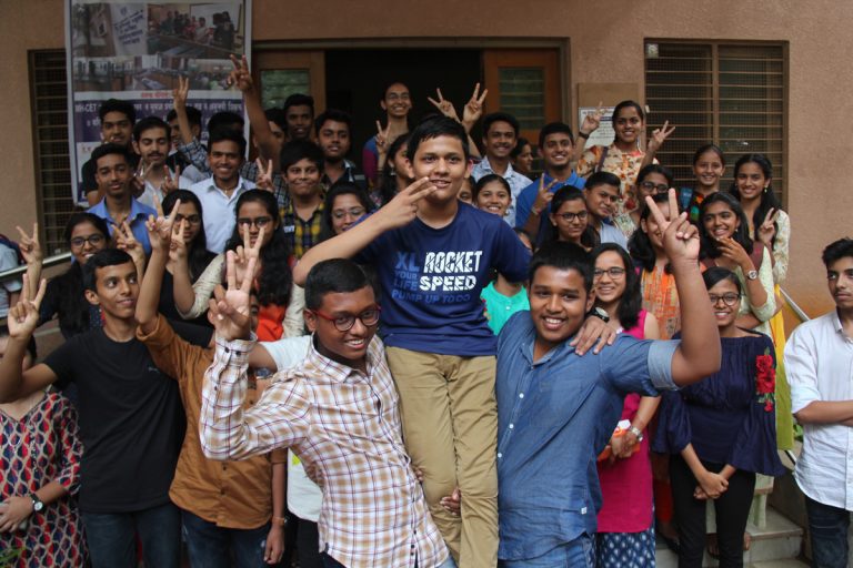 डीईएसच्या विद्यार्थ्यांचे घवघवीत यश