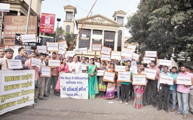 पाटील प्लाझा बेकायदेशीर स्टॉल्स विरोधी  गाळेधारकांची जोरदार निदर्शने व रस्ता रोको