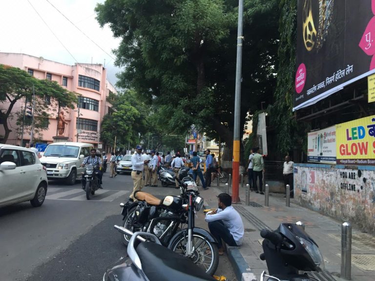 रस्त्यावर नाही आता वसुलीसाठी थेट घरी धडकणार पुण्याचे पोलीस .. हेल्मेट सक्ती …