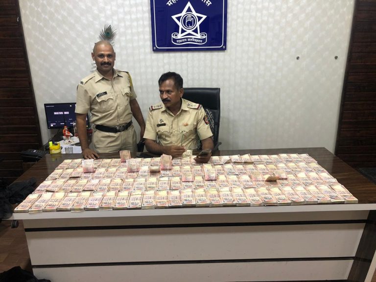 पुण्यातील एका बिल्डरच्या 1 कोटी 26 हजाराच्या जुन्या नोटा पकडल्या…(व्हिडिओ)