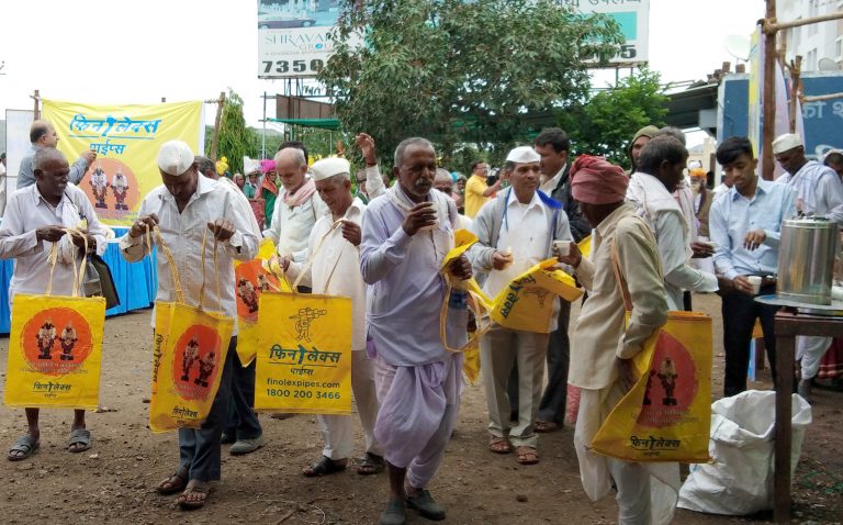 फिनोलेक्स, ‘मुकुल माधव’तर्फे वारकरी सेवा