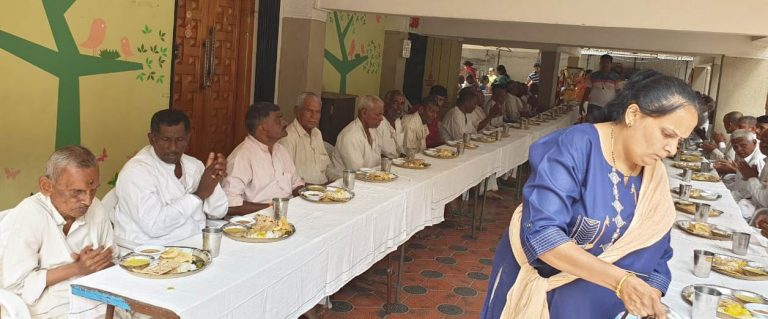 संत गोरोबाकाका दिंडीचे भवानी  पेठेत स्वागत -कोकीळ परिवाराने जपली ५० वर्षांची स्वागत परंपरा