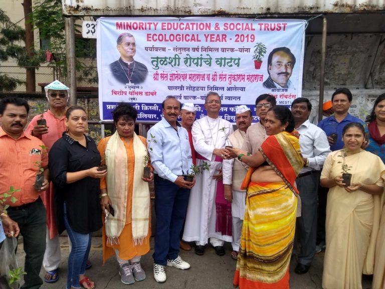 वारकर्‍यांना बिशप थॉमस डाबरे यांच्या हस्ते तुळशीरोपाचे वाटप