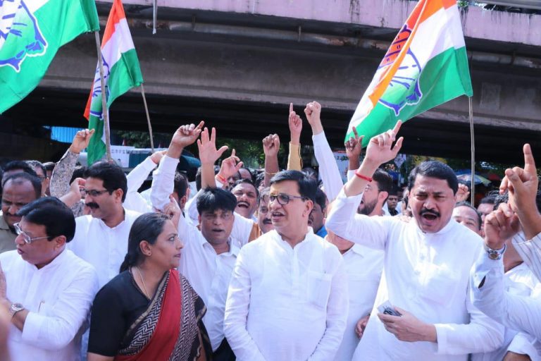 प्रियंका गांधी यांच्या अटकेच्या निषेधार्थ काँग्रेसची निदर्शने  योगी आदित्यनाथ यांच्या पुतळ्याचे दहन