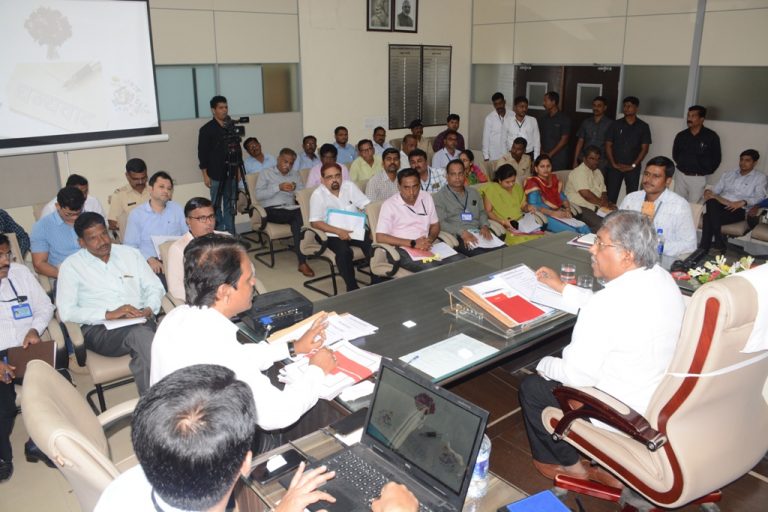 पालकमंत्री चंद्रकांत(दादा)पाटील यांनी घेतला प्रशासकीय कामांचा आढावा