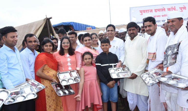 वाल्हे मुक्कामी माऊलींच्या पालखीतील ५० दिंड्याना पाच हजार ताटांचे वाटप