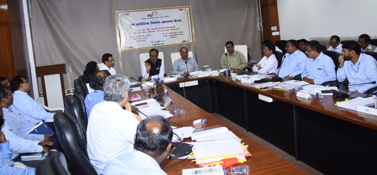 अखंडित वीजपुरवठा व उत्कृष्ट ग्राहकसेवेच्या जबाबदारीला प्राधान्य द्या -ऊर्जामंत्री