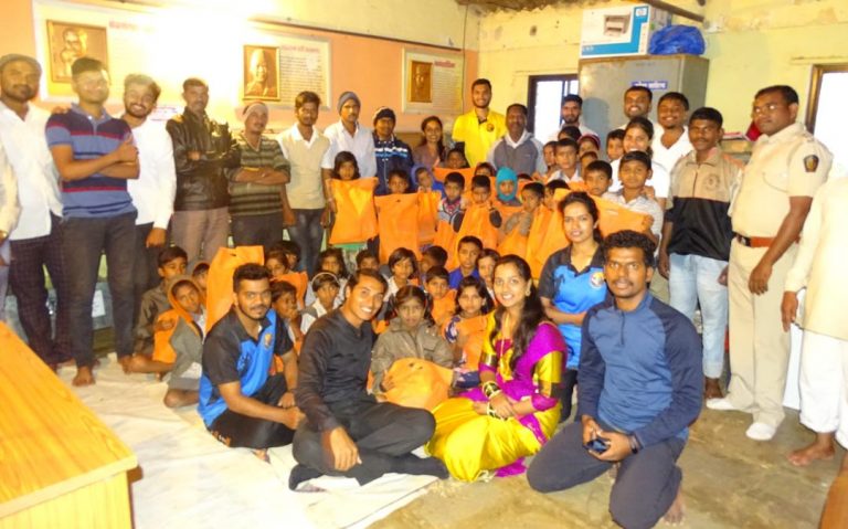 घाटघर शाळेत शालेय साहित्य वाटप