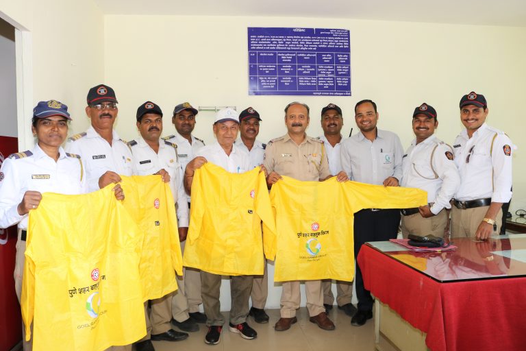 गोयल गंगा फाऊंडेशनच्या वतीने वाहतूक पोलिसांना रेनकोटचे वाटप