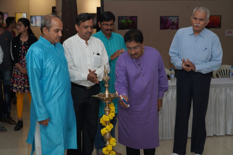 छायाचित्रकाराचे समाजासाठी मौल्यवान योगदान -चित्रकार रवी देव