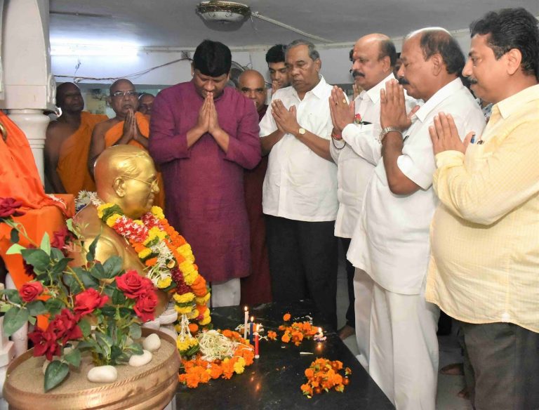 चैत्यभूमी येथे डॉ. बाबासाहेब आंबेडकर यांना सामाजिक न्यायमंत्र्यांचे अभिवादन