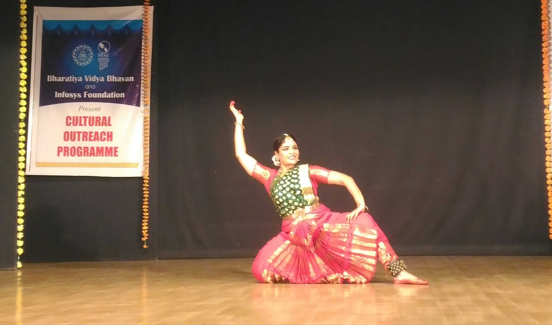 मोहिनीअट्टम ,भरतनाट्यम ,कत्थक च्या नृत्याविष्काराने जिंकली मने !