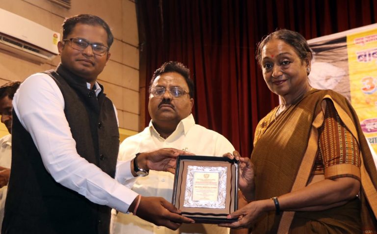 महात्मा फुले राष्ट्रीय पुरस्कार कृपाल पलुसकर यांना प्रदान