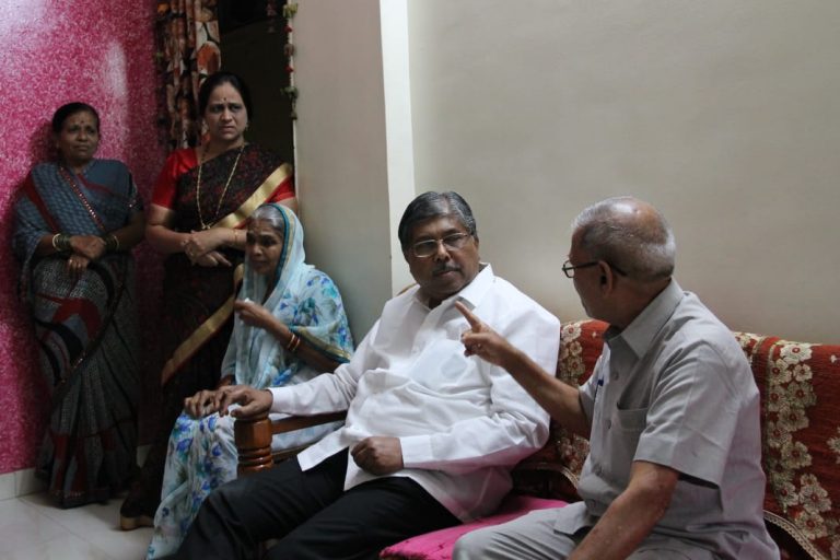 ‘त्या’ अभियंत्याच्या कुटुंबियांची मंत्री चंद्रकांत पाटील यांनी घेतली भेट व दिलासा