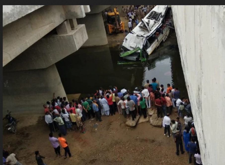 लखनऊ ते दिल्ली;भरधाव बस यमुना एक्सप्रेसवेच्या पुलावरून नाल्यात पडली; 29 जणांचा मृत्यू, 20 जखमी
