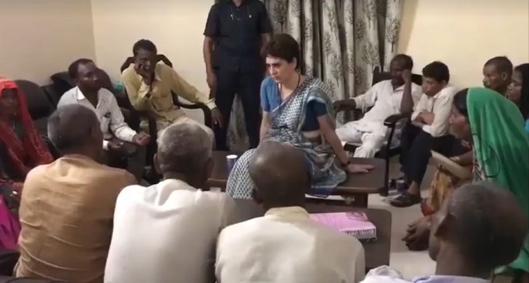 प्रियांका अखेर पीडित कुटुंबीयांना भेटल्या