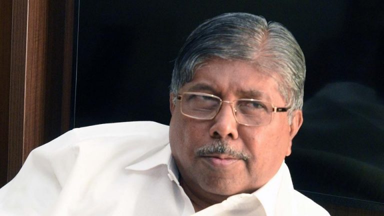 फडणवीसांकडे दैवी शक्ती,220 जागा मिळतील : चंद्रकांत पाटील