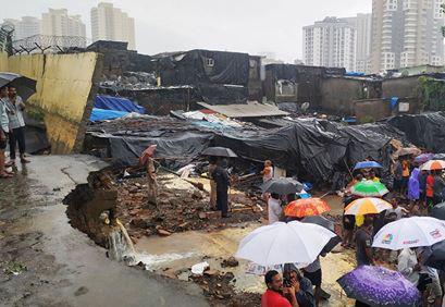 मालाडमध्ये भिंत कोसळून १८ ठार, ५०हून अधिक जखमी