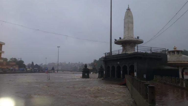 नाशिक जिल्ह्यात मुसळधार; गाेदावरीला पूर, रामकुंडातील अनेक मंदिरे बुडाली पुराच्या पाण्यात