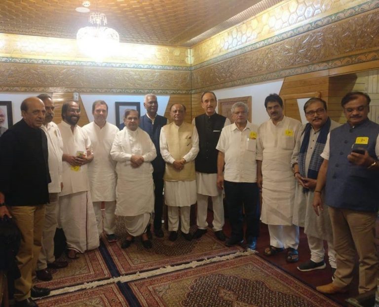 राहुल गांधींसह विरोधी पक्षाच्या १२ नेत्यांना श्रीनगर विमानतळावर अडविले-काश्मीर स्थितीबाबत साशंकता कायम