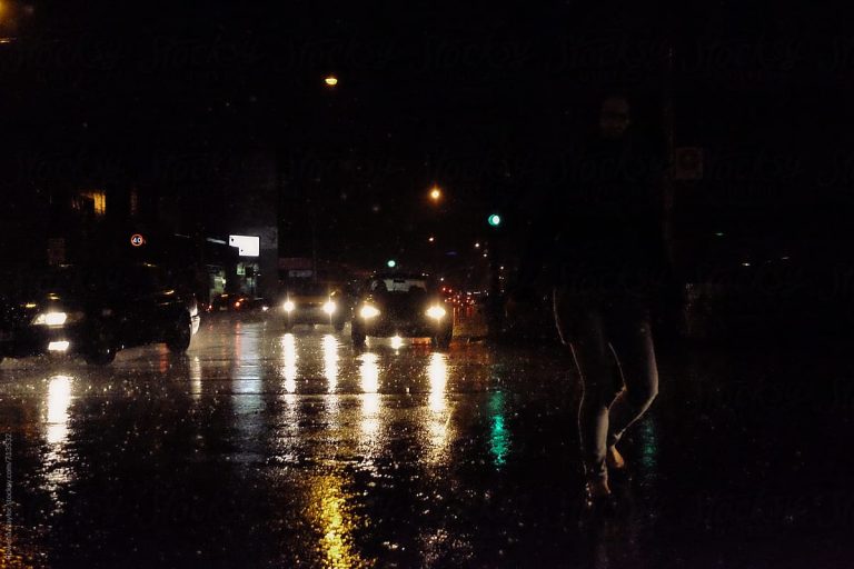 पावसामुळे नागरिकांच्या सुरक्षेसाठी शहरातील काही भागातील वीज पुरवठा खंडित