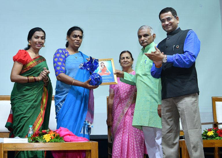 समाजसेवा दुर्बलांचे आयुष्य ‘आनंदमय’ करणारी असावी- डॉ. प्रकाश आमटे