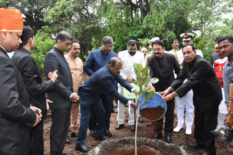 राज्यपाल चे. विद्यासागर राव यांच्या हस्ते  पुणे विधानभवन प्रांगणात मुख्यध्वजारोहण आणि वृक्षारोपण