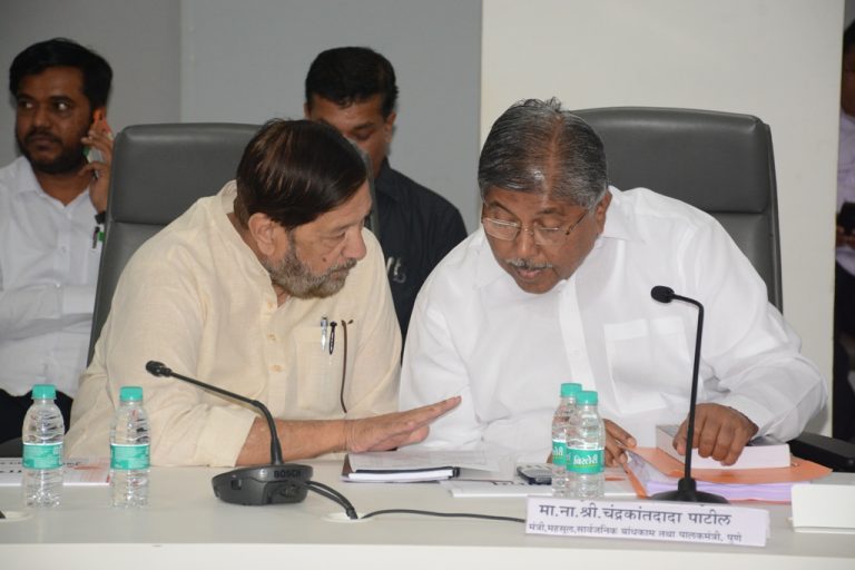 2022 पर्यंत सर्वसामान्य नागरिकाला किमान मुलभूत सुविधा  देण्यासाठी मिशन मोडवर काम करा–पालकमंत्री चंद्रकांत (दादा) पाटील