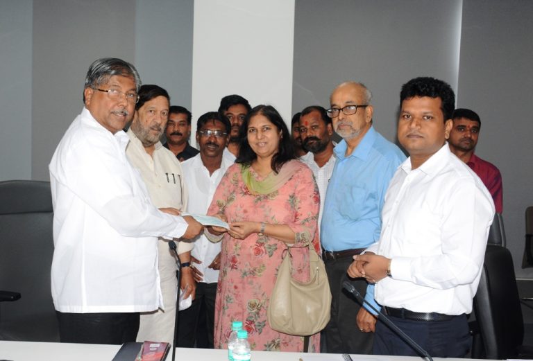 मुख्यमंत्री सहायता निधीमध्ये पूरग्रस्तांसाठी मदतीचा ओघ सुरू