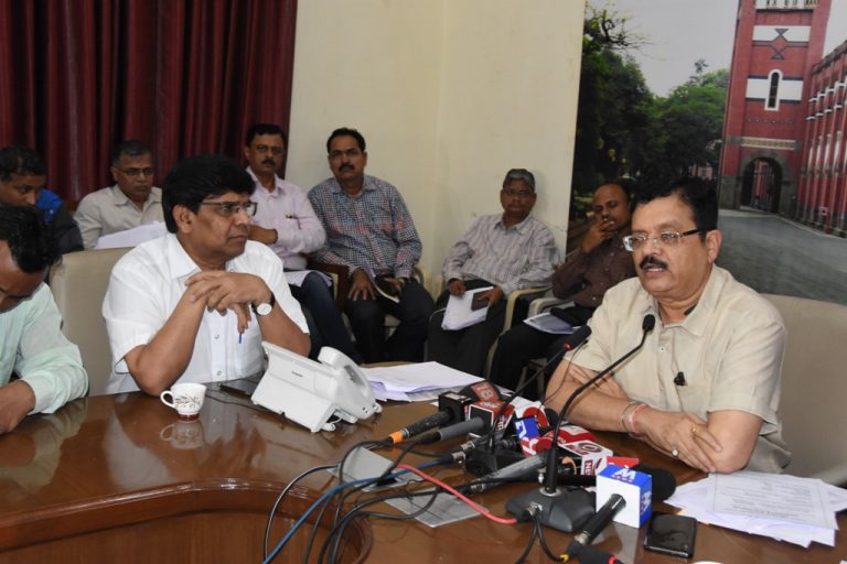 जीवनावश्यक सेवा पुरविण्याबरोबरच पुनर्वसनाच्या कामाला विशेष प्राधान्य -विभागीय आयुक्त डॉ. दीपक म्हैसेकर