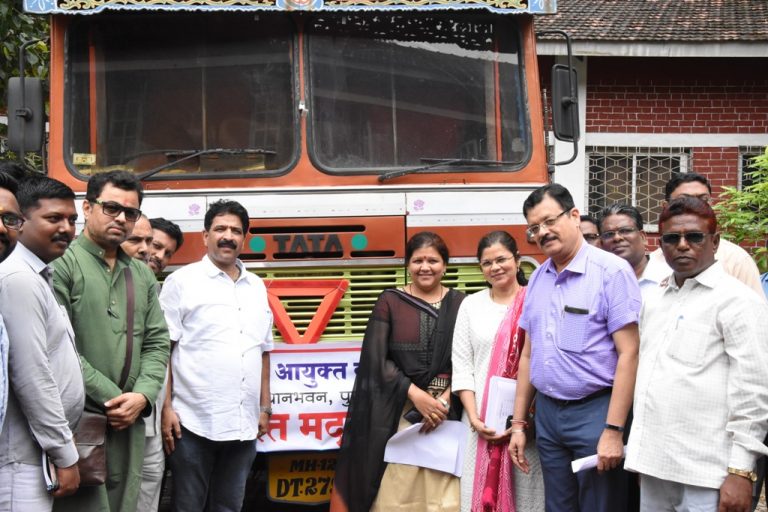 विभागीय आयुक्त कार्यालयातून  पाठविले ३२ ट्रक जीवनाश्यक वस्तू