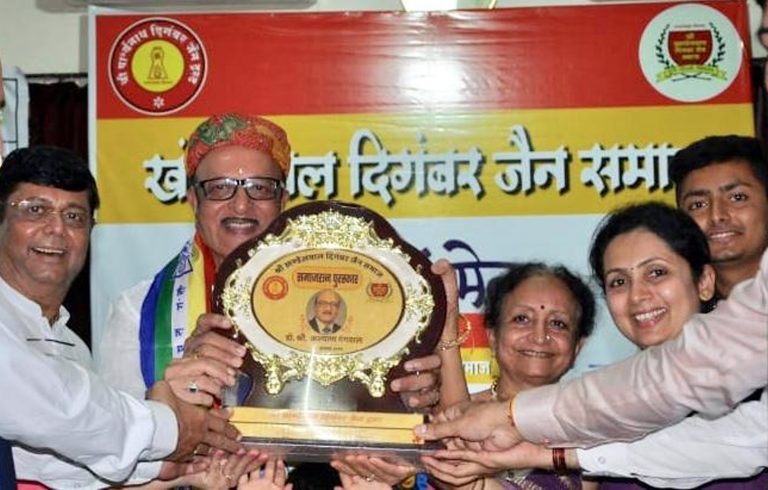 डॉ. कल्याण गंगवाल यांना समाजरत्न पुरस्कार प्रदान