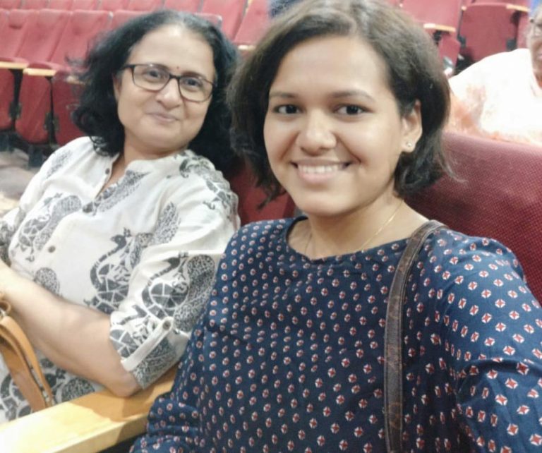 स्टॉल कि बाल्कनी (लेखिका -पूर्णिमा नार्वेकर)