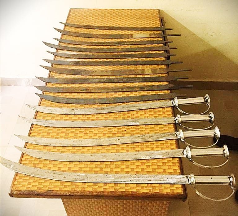 ओझर मध्ये 15 तलवारीसह एकजण ताब्यात.