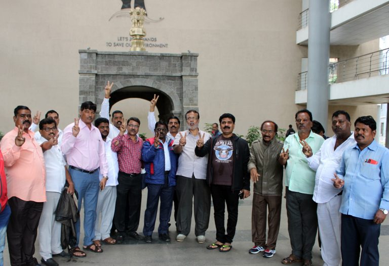 कलम ३७० रद्द केल्याच्या निर्णयाचे रिपब्लिकन पक्षाकडून पेढे वाटून स्वागत