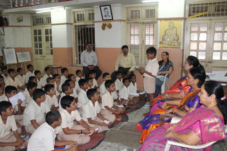 मॉडर्न हायस्कूलमध्ये काव्यवाचन स्पर्धेला मोठा प्रतिसाद