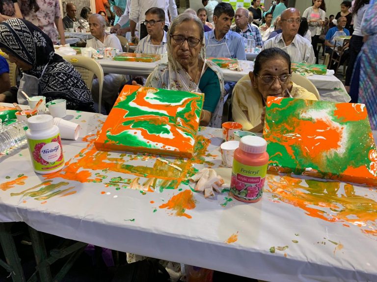 फेविक्रिल आणि पार्किन्सन डिसीज अँड मूव्हमेंट डिसऑर्डर सोसायटी यांच्यातर्फे रंगोत्सव साजरा