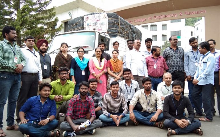 केजे ट्रिनिटी शिक्षण संस्थेतर्फे पूरग्रस्तांना मदत