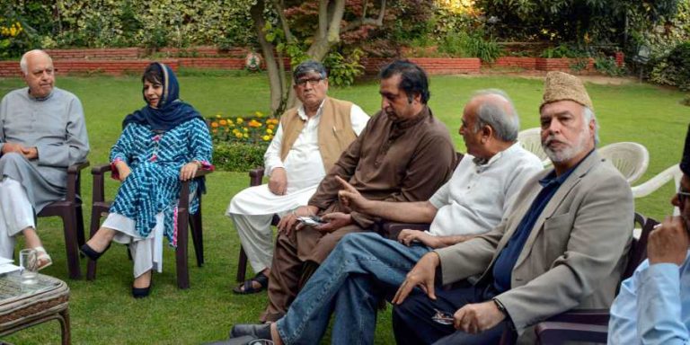 मध्यरात्री काश्मीरमध्ये कारवाई, तीन माजी मुख्यमंत्री फारुख, उमर, मेहबूबा नजरकैदेत