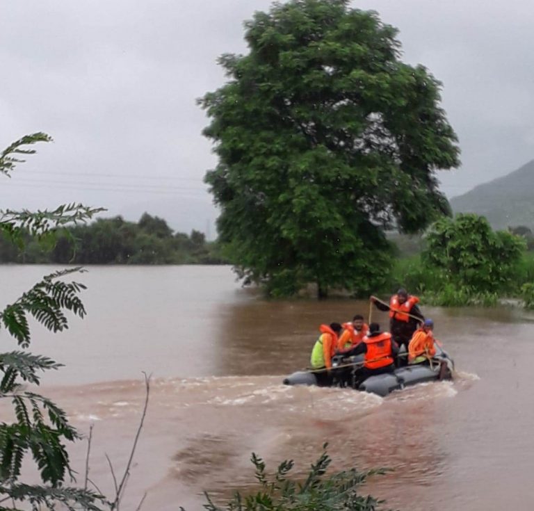 महावितरणच्या जिगरबाज कर्मचाऱ्यांची महापुरातही ग्राहकसेवा