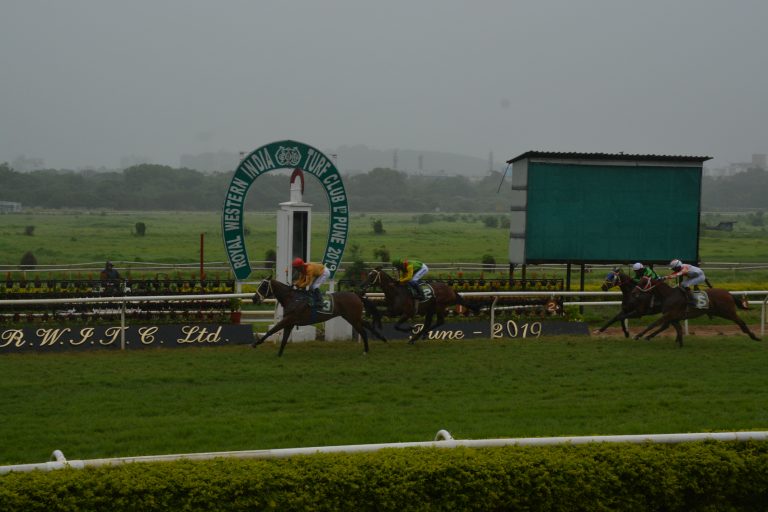 आरडब्लूआयटीसी क्लबवर ईव्ह चॅम्पियन ट्रॉफी आणि टर्फ क्लब ट्रॉफीचे आयोजन