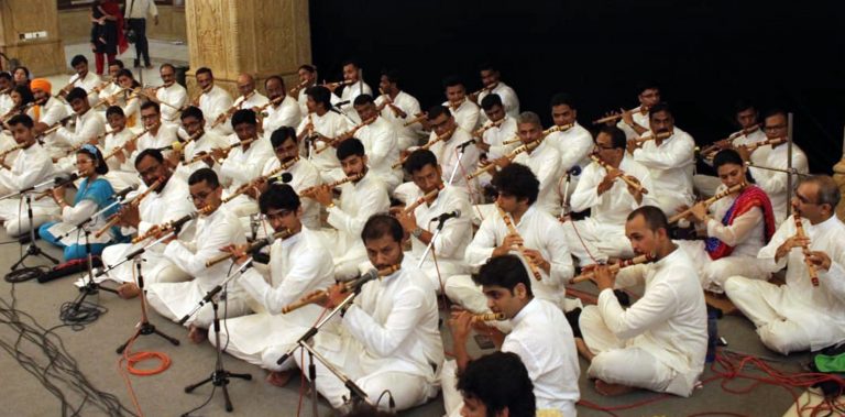 कृष्ण जन्माष्टमीनिमित्त सामूहिक बासरीवादन