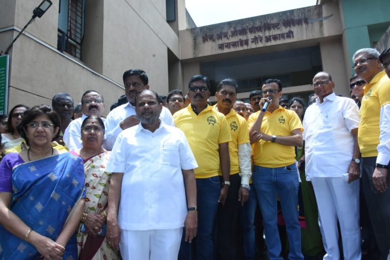 6 रुग्णवाहिका, औषध साठा आणि वैद्यकीय पथक  शरद पवार यांच्या उपस्थितीत रवाना