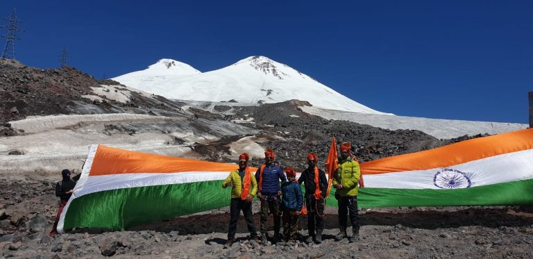 15 ऑगस्ट पूर्वसंध्येला भारताचा 73 फुटी तिरंगा युरोपच्या सर्वोच्च शिखराच्या बेसकॅम्पवर फडकला