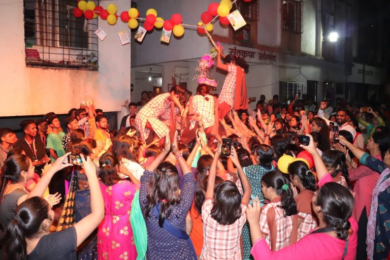 माई बालभवन मधील अंध मुलींनी फोडली पुस्तक दहिहंडी