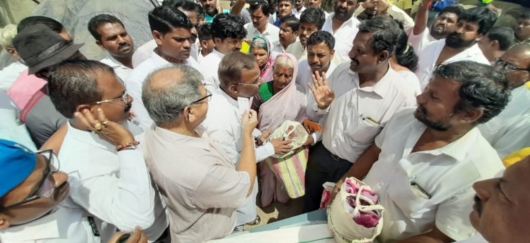 प्रकाश आंबेडकरांची दत्तक घेतलेल्या ब्रम्हऩाळ गावास भेट