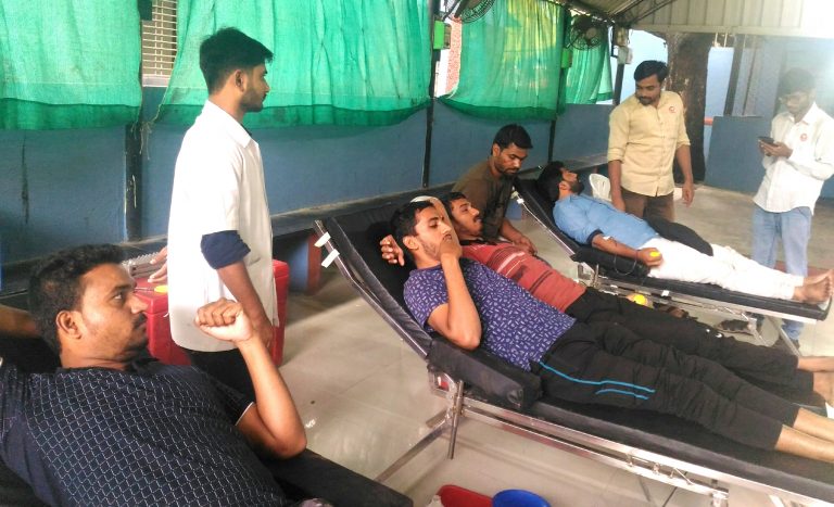 क्रांती दिन व युवक क्रांती दल स्थापना दिनानिमित्त रक्तदान शिबीर