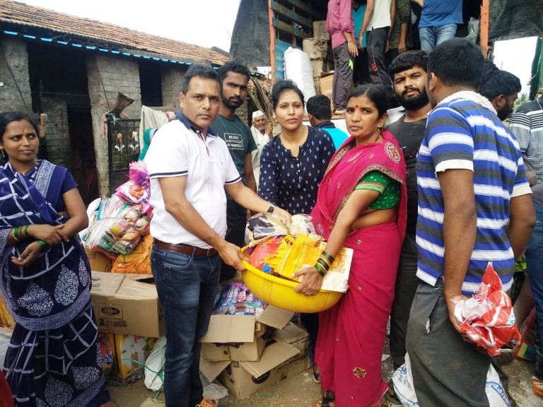 पूरग्रस्त शिरगावला ‘कॅटलिस्ट फाउंडेशनकडून दोन ट्रक जीवनावश्यक वस्तूंचे वाटप